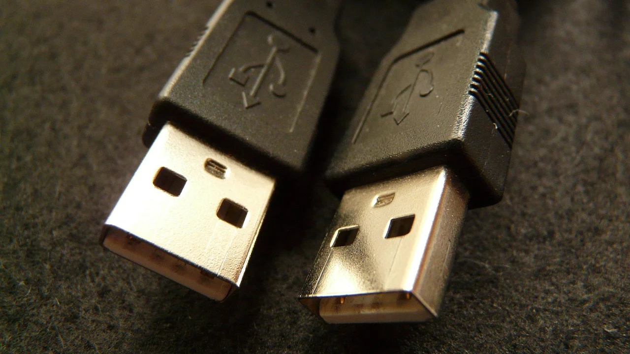 Organização de cabos com hub USB ao lado do computador