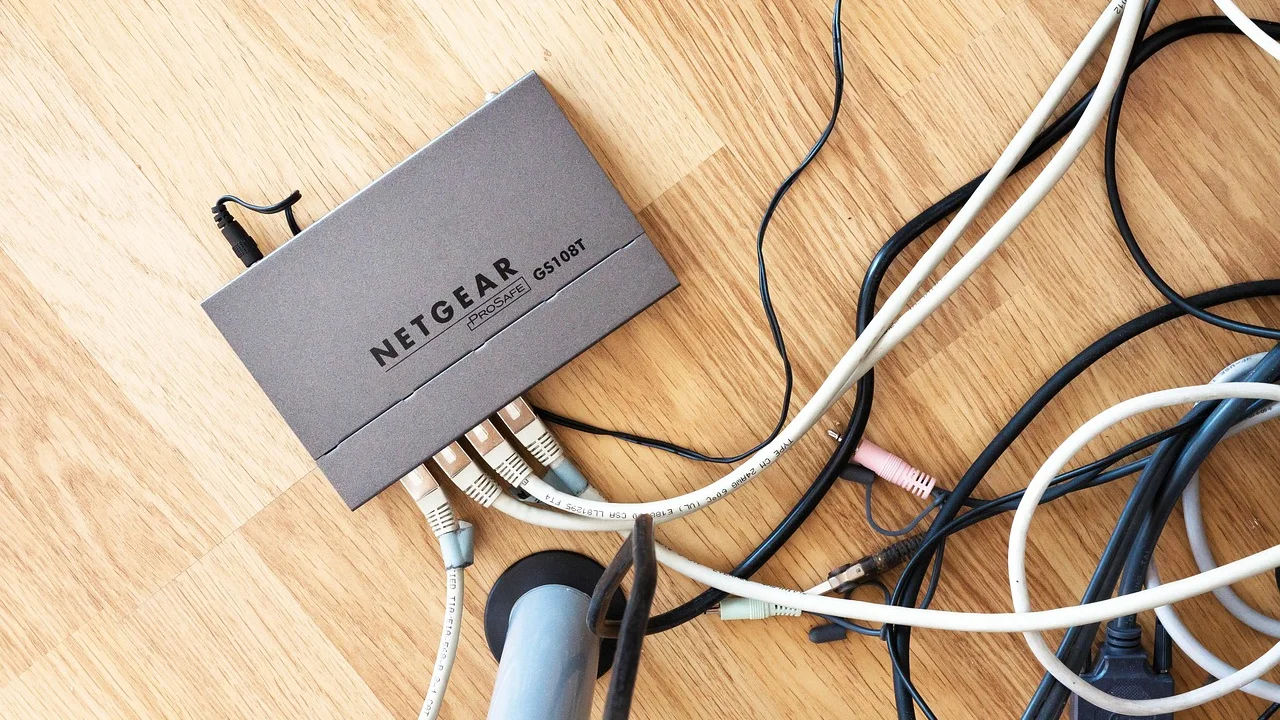 Roteador doméstico conectado à rede de internet.