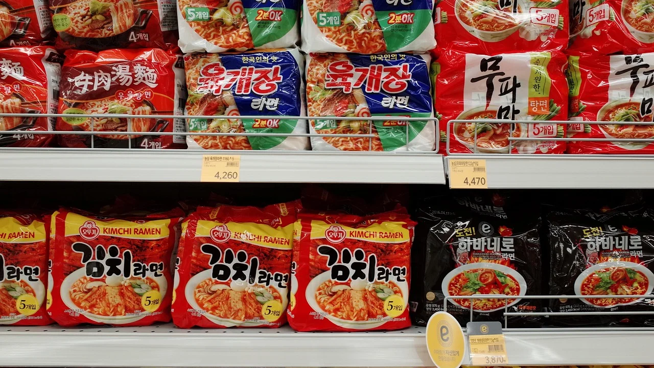 Latas e embalagens íntegras separadas para consumo doméstico.