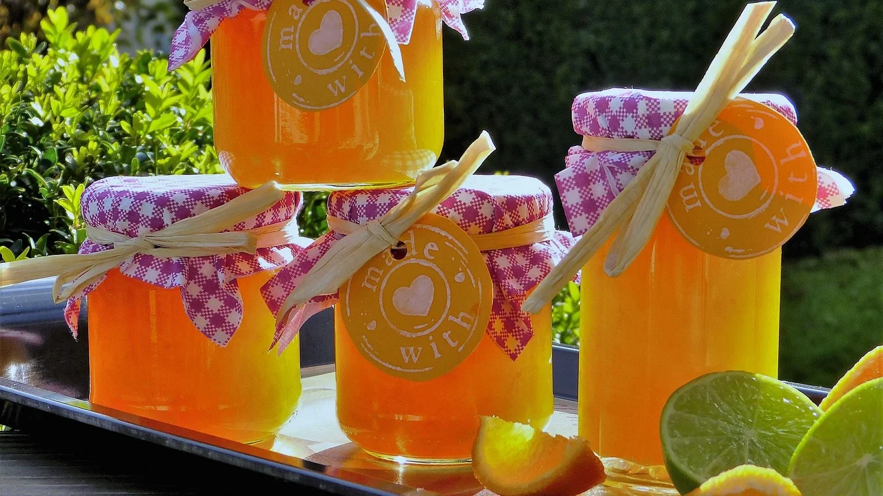 Consumidora verificando a validade de produtos no supermercado.