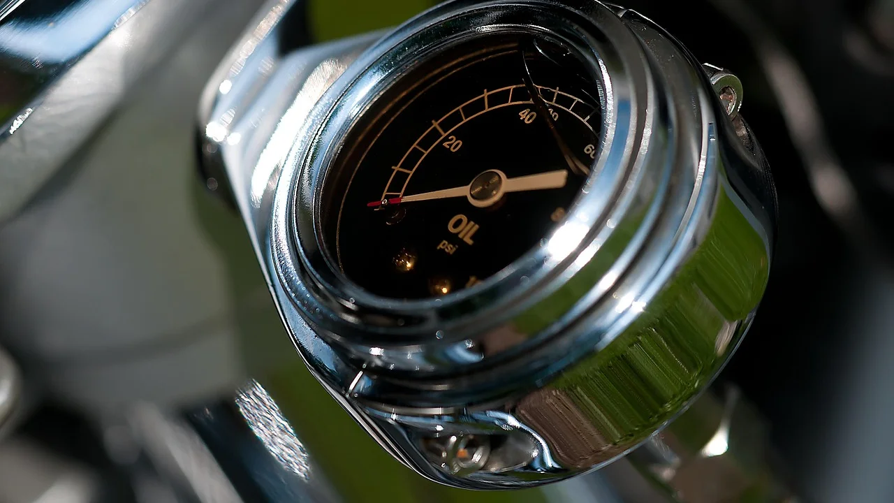 Luz de anomalia do motor acesa no painel de um carro