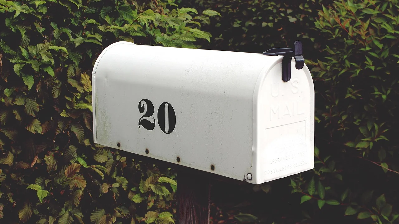Fachada de agência postal com caixa de coleta de correspondências