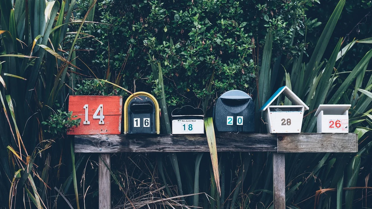 Etiqueta de encomenda com endereço e código postal