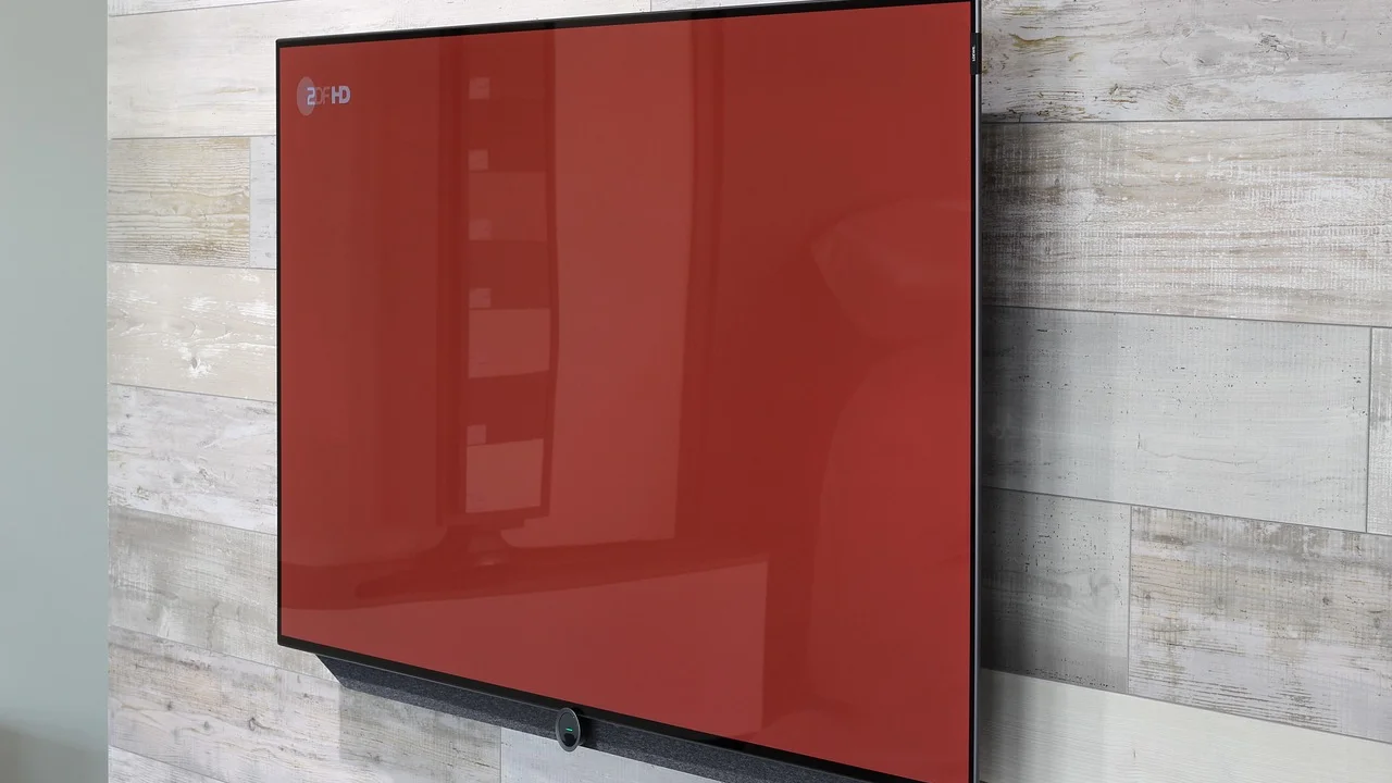 Soundbar instalada em frente a uma televisão na sala