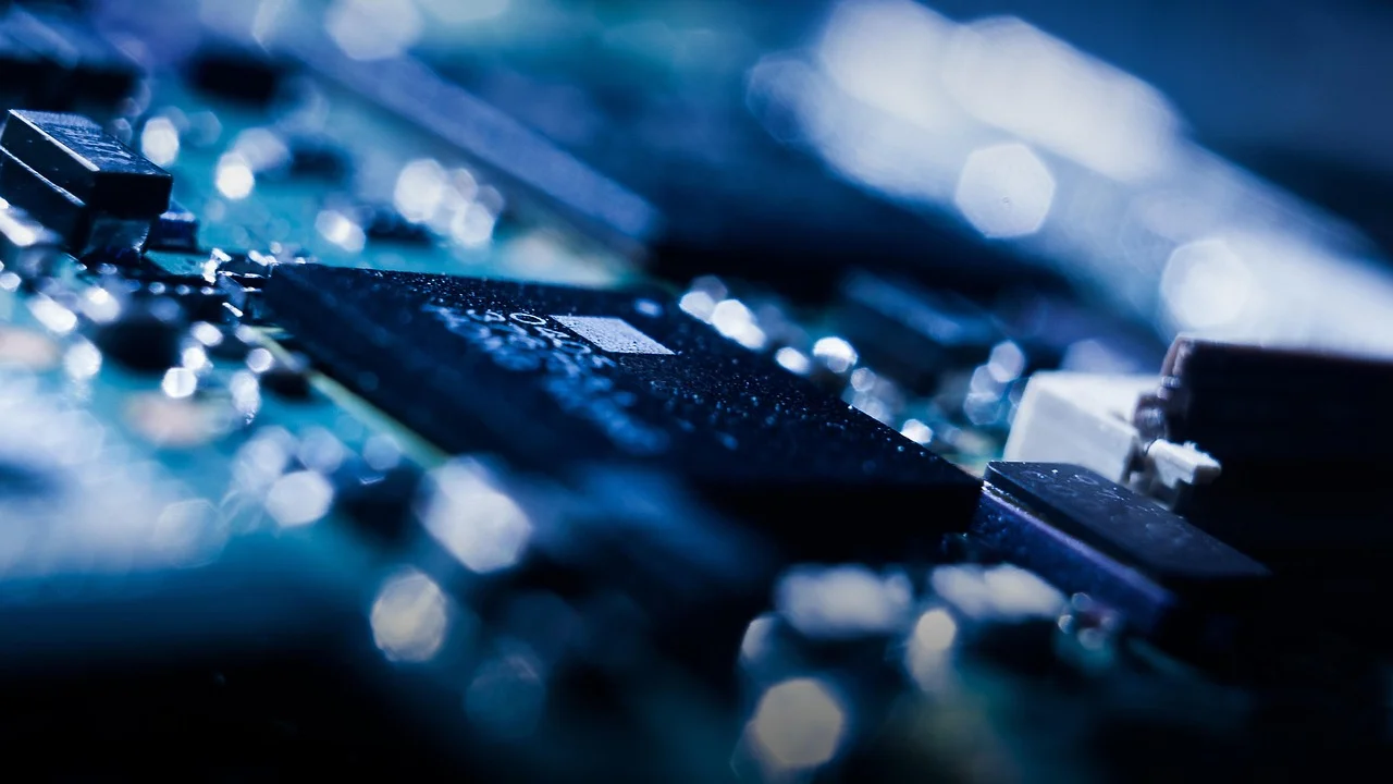 Comparação de componentes internos de um computador moderno