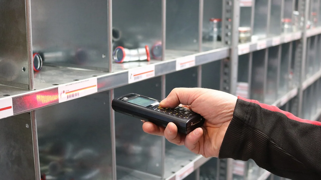 Produtos organizados em prateleira com etiquetas de identificação.