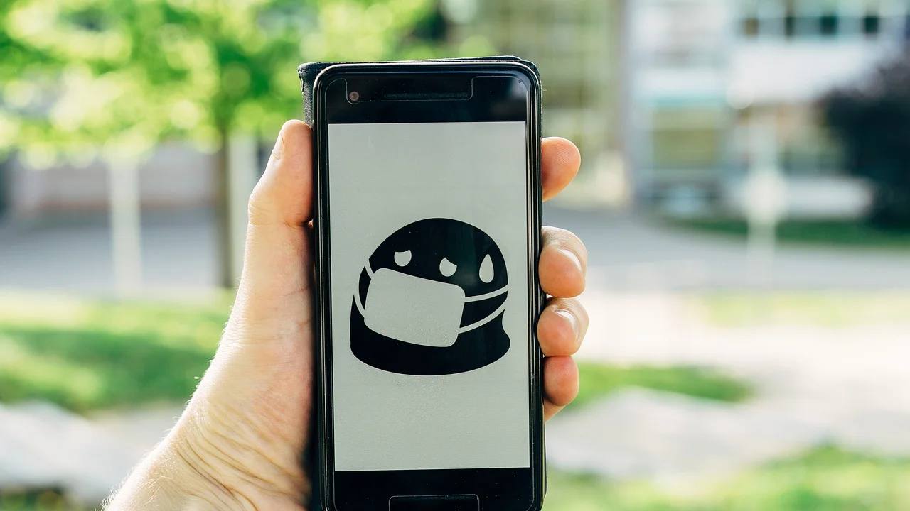 Emojis ajudam a transmitir tom em conversas online.
