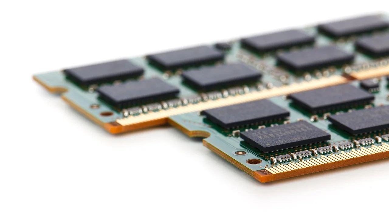 Slots de RAM em computador desktop aberto