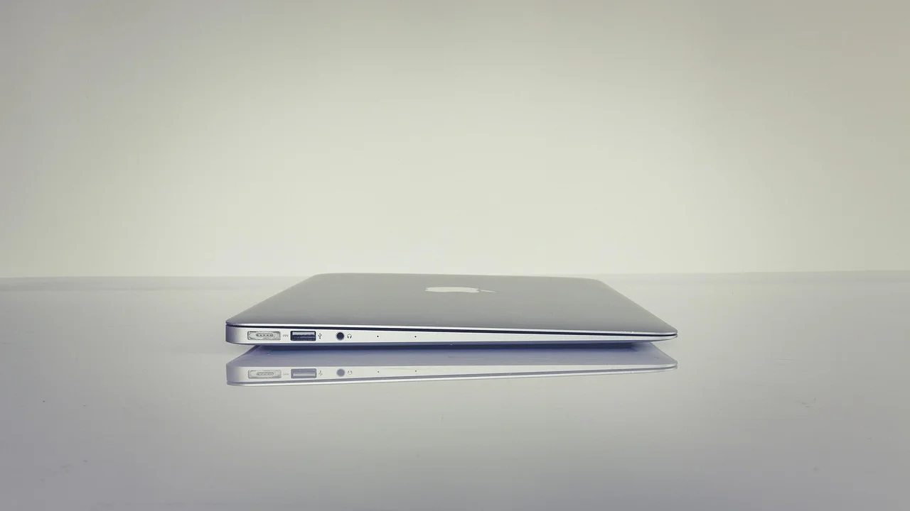 Notebook aberto com espaço para expansão de armazenamento