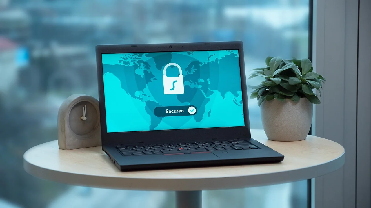 Equipe remota acessando sistemas corporativos com conexão protegida