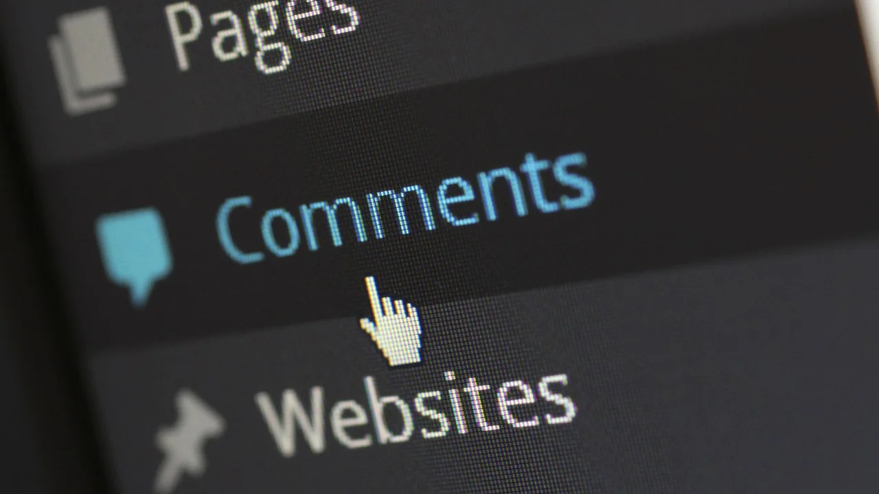 Equipe testa atualizações antes de publicar mudanças no site.