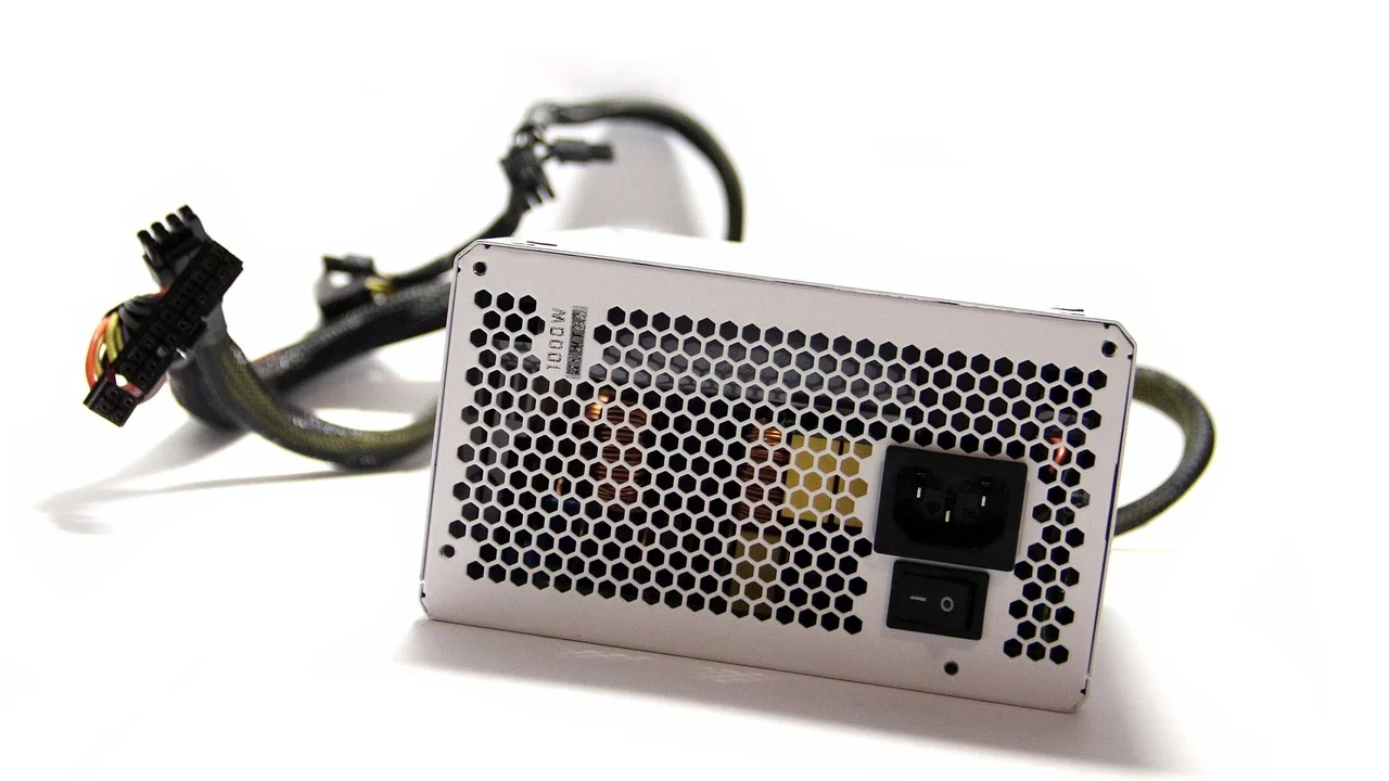 Conectores PCIe usados para alimentar uma placa de vídeo.